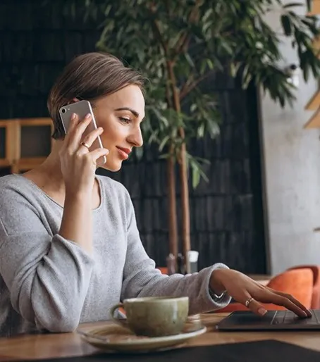 Mulher de cabelo curto falando ao telefone